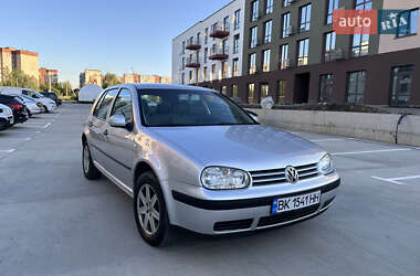Хэтчбек Volkswagen Golf 2002 в Ровно