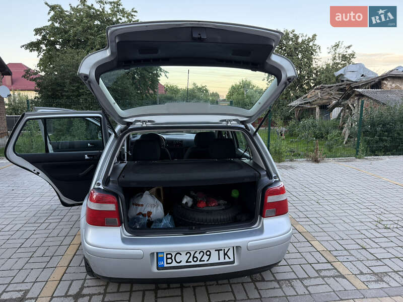 Хэтчбек Volkswagen Golf 2003 в Львове