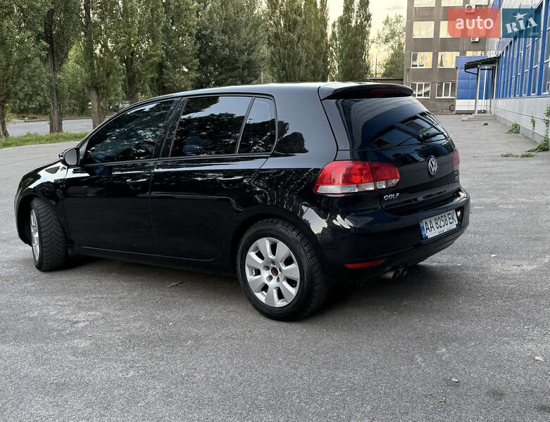Хэтчбек Volkswagen Golf 2010 в Киеве
