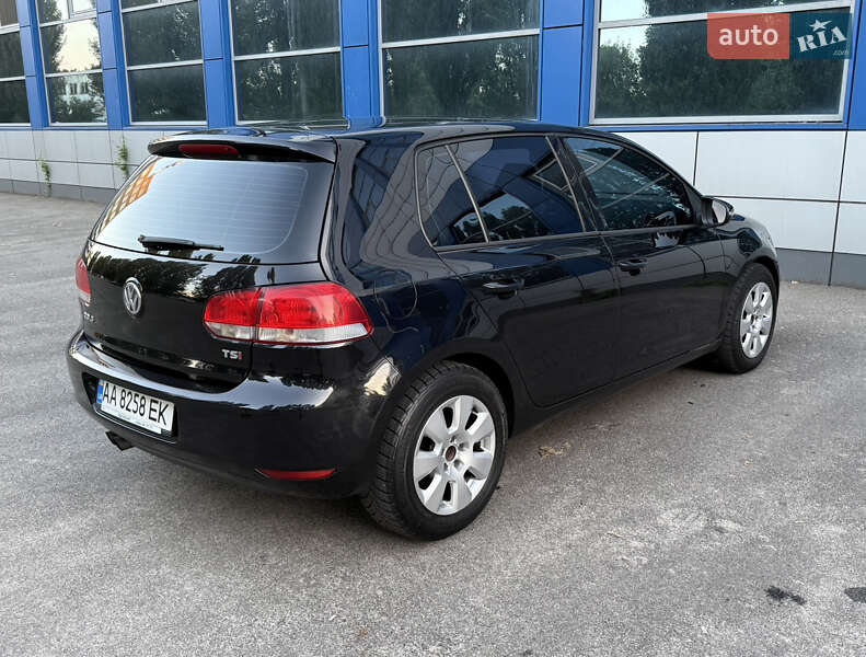 Хэтчбек Volkswagen Golf 2010 в Киеве