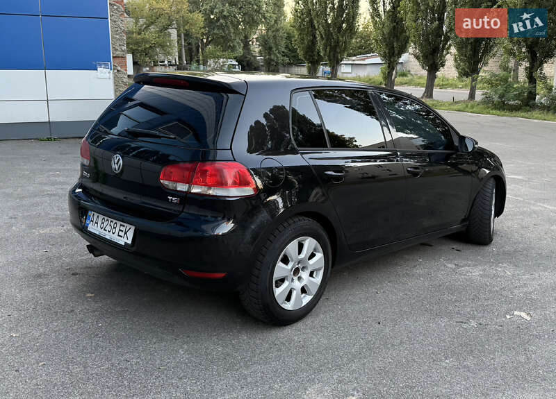 Хэтчбек Volkswagen Golf 2010 в Киеве