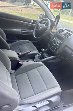 Хэтчбек Volkswagen Golf 2003 в 