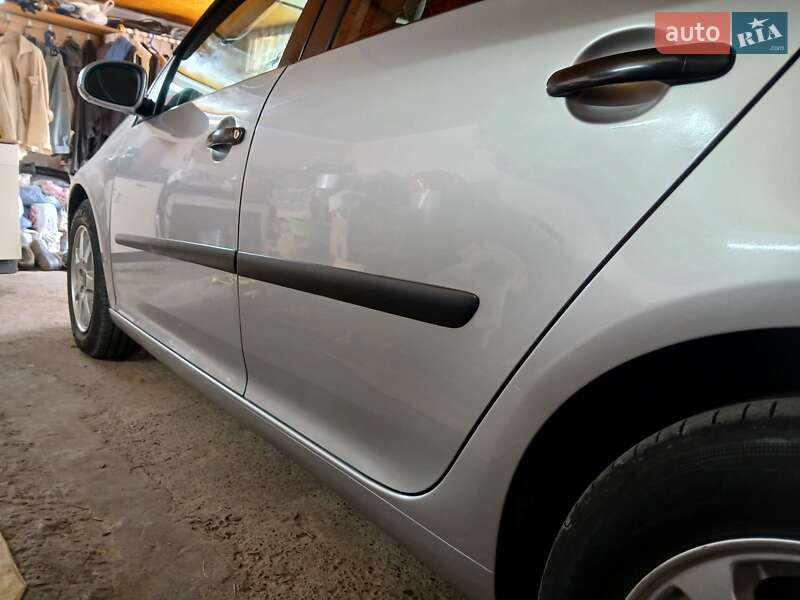 Хэтчбек Volkswagen Golf 2004 в Черновцах