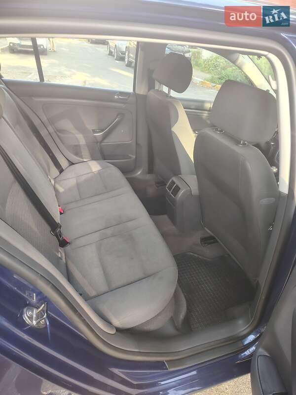 Хетчбек Volkswagen Golf 2004 в Благовіщенську