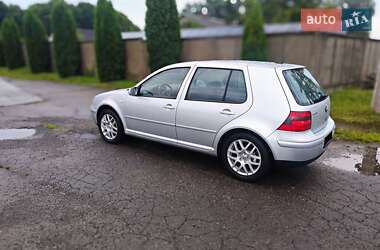 Хэтчбек Volkswagen Golf 2002 в Сарнах
