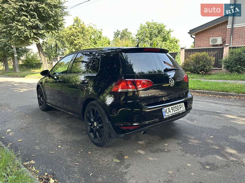 Хэтчбек Volkswagen Golf 2015 в Киеве