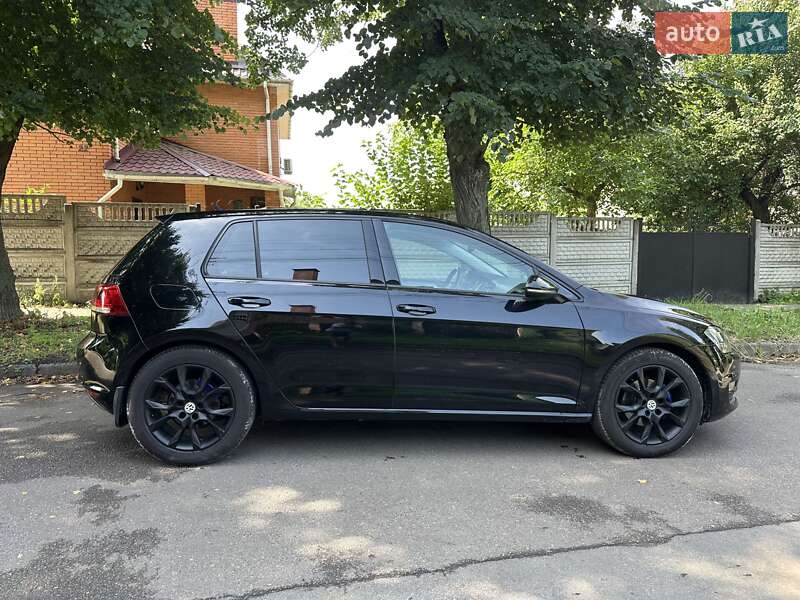 Хэтчбек Volkswagen Golf 2015 в Киеве
