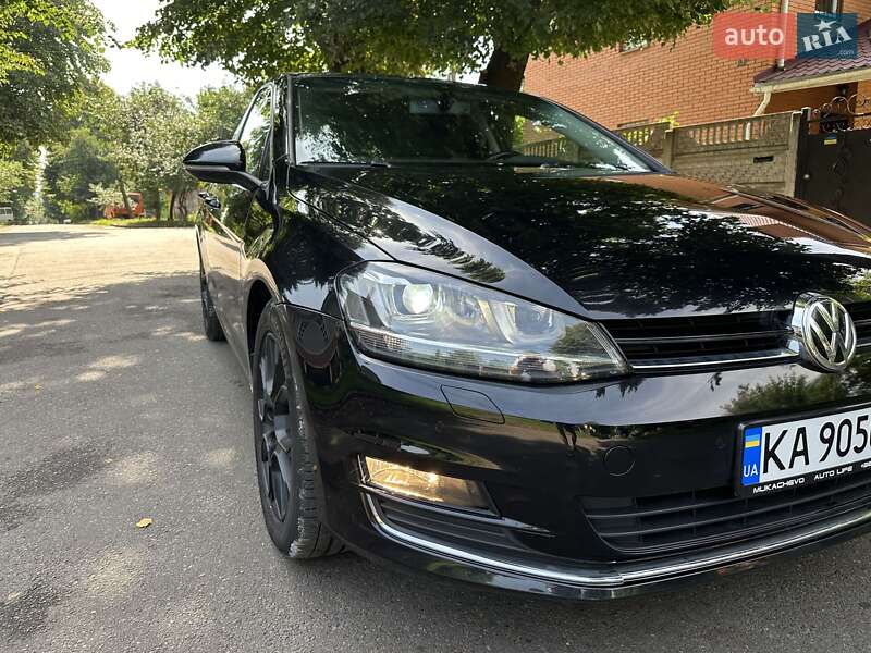 Хэтчбек Volkswagen Golf 2015 в Киеве