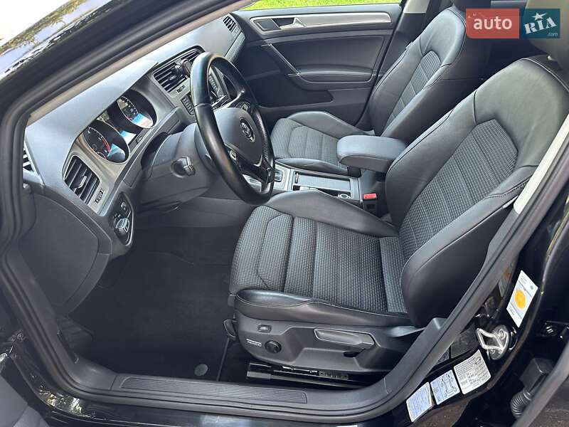 Хэтчбек Volkswagen Golf 2015 в Киеве