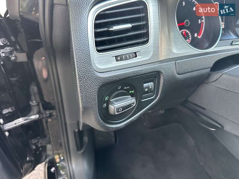 Хэтчбек Volkswagen Golf 2015 в Киеве