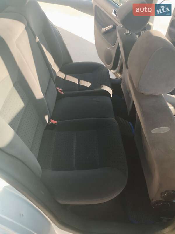 Хетчбек Volkswagen Golf 2000 в Дніпрі