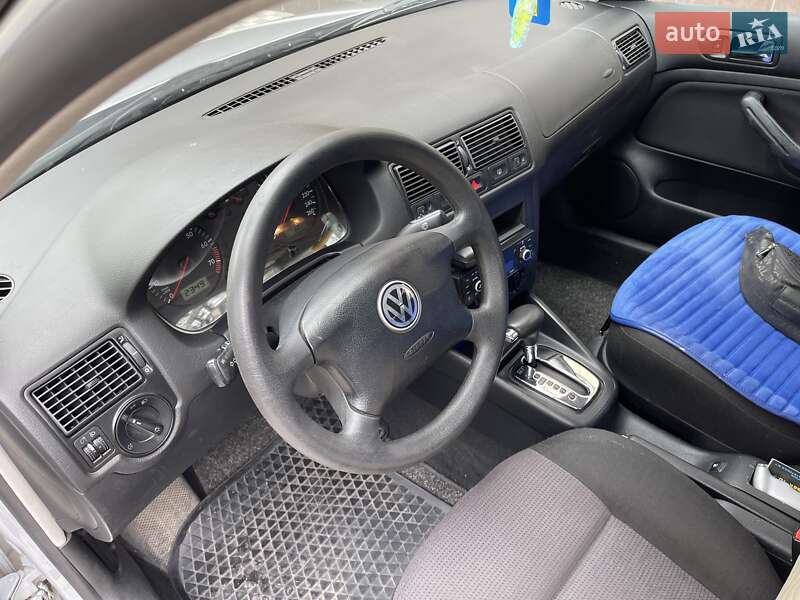 Хэтчбек Volkswagen Golf 2001 в Ирпене