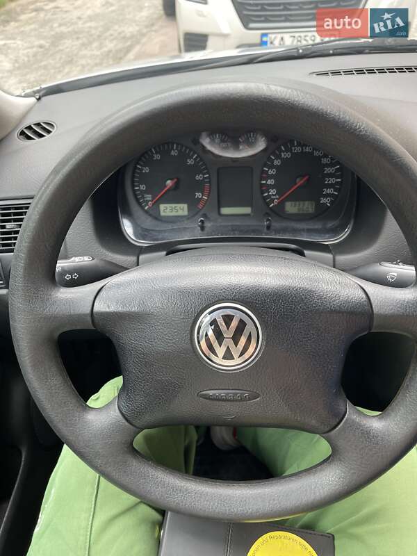 Хэтчбек Volkswagen Golf 2001 в Ирпене