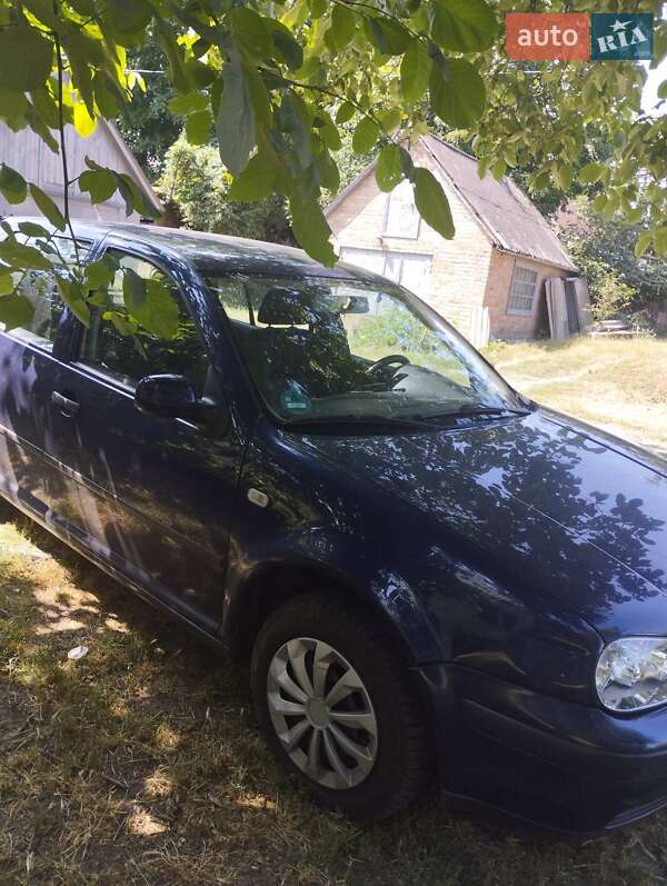 Хэтчбек Volkswagen Golf 2002 в Корсуне-Шевченковском