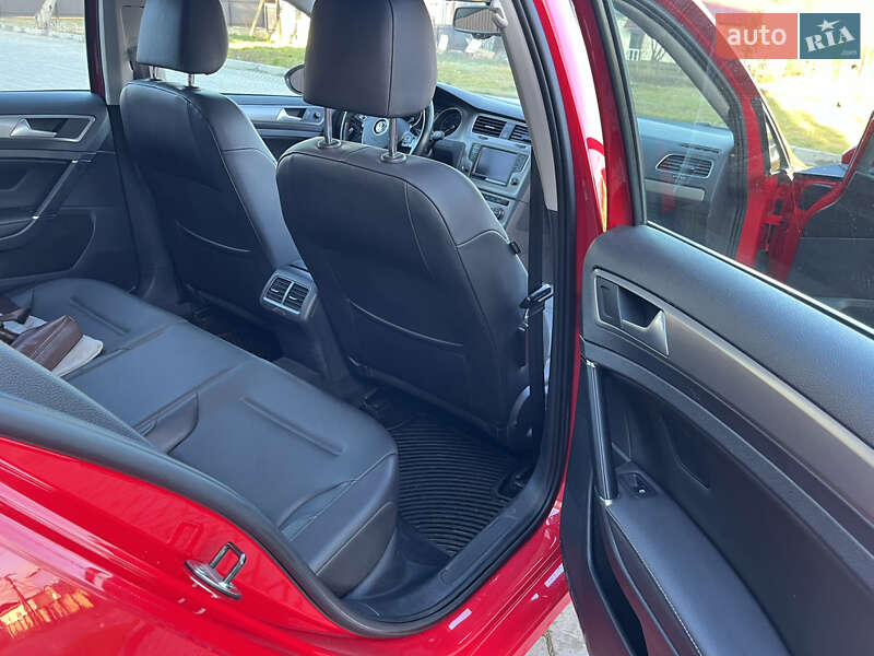 Хетчбек Volkswagen Golf 2016 в Чернівцях