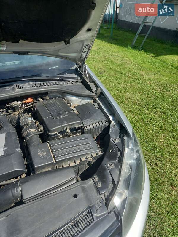 Універсал Volkswagen Golf 2012 в Острозі