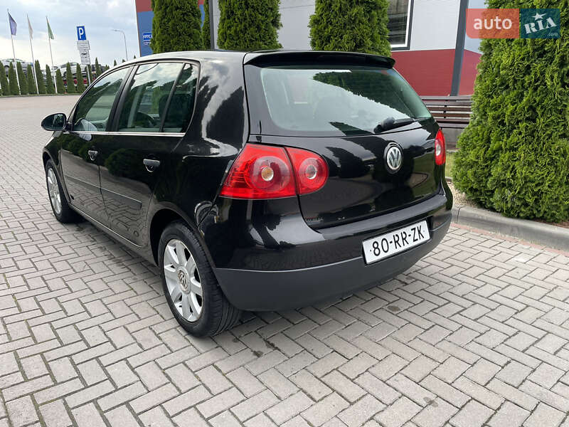 Хэтчбек Volkswagen Golf 2003 в Городке