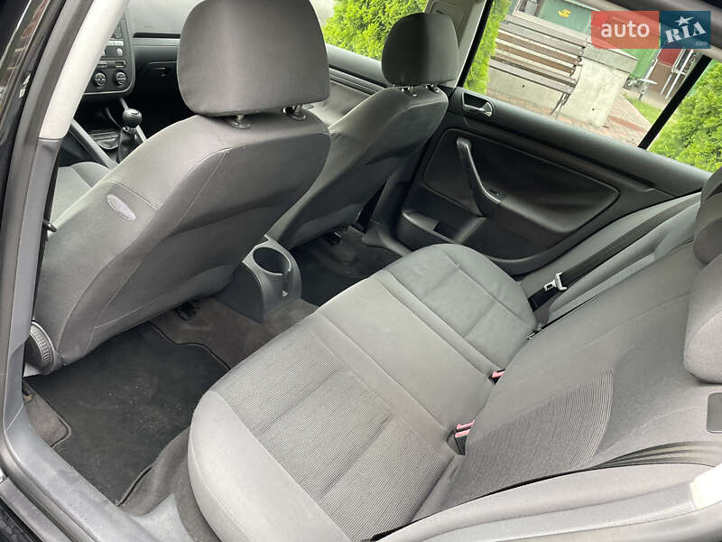 Хэтчбек Volkswagen Golf 2003 в Городке