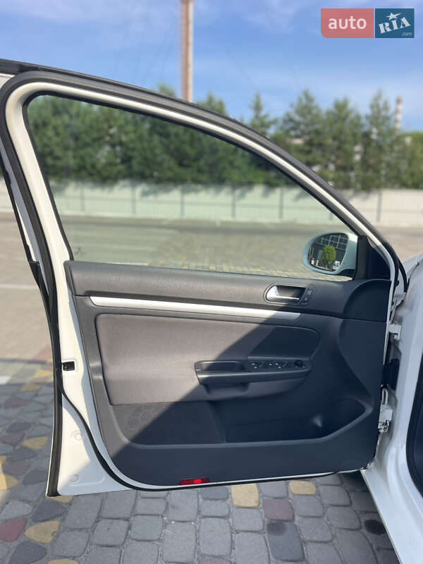 Універсал Volkswagen Golf 2009 в Луцьку