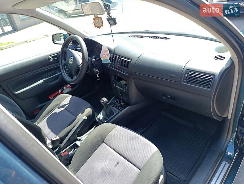 Хетчбек Volkswagen Golf 2001 в Дніпрі