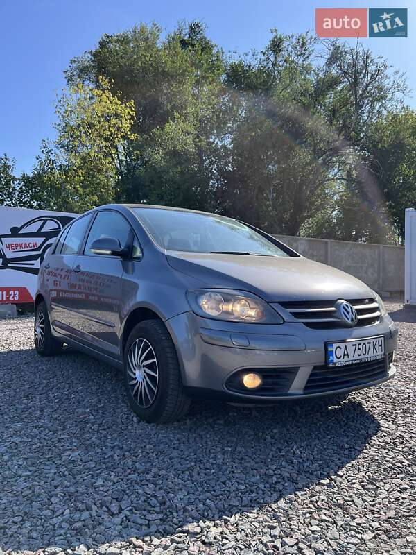 Хетчбек Volkswagen Golf 2005 в Черкасах