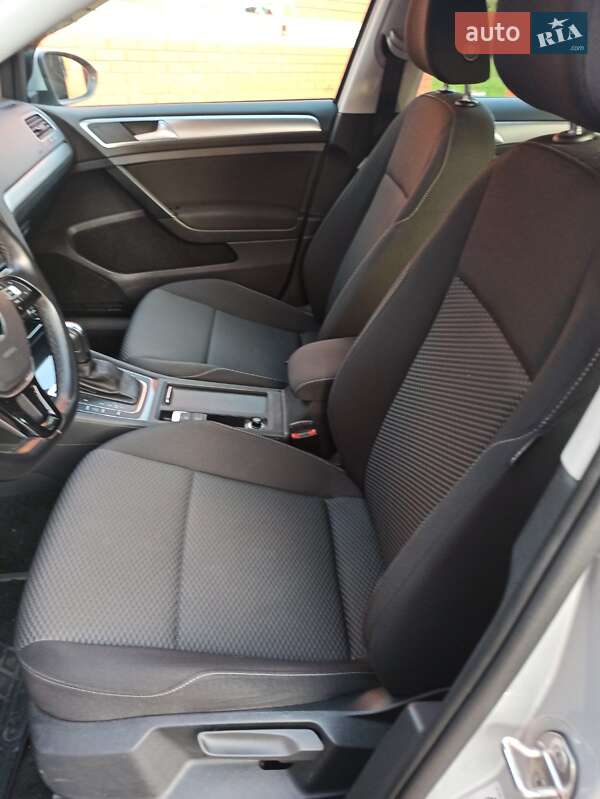 Хэтчбек Volkswagen Golf 2020 в Хмельницком