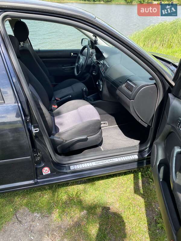 Хэтчбек Volkswagen Golf 2002 в Вознесенске