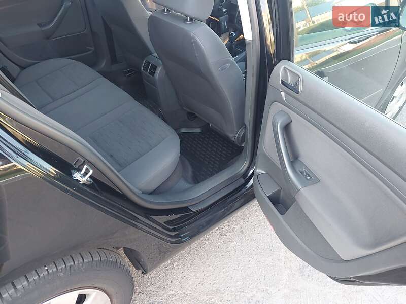 Хетчбек Volkswagen Golf 2005 в Сумах