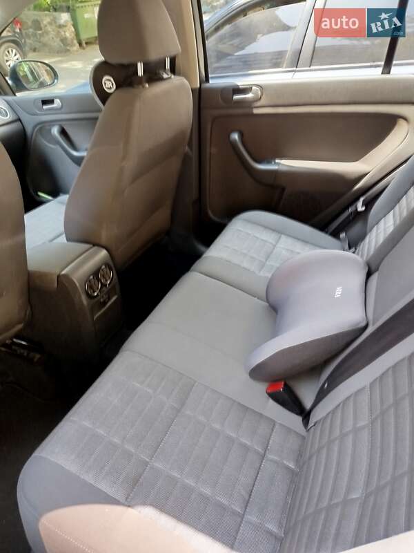 Хетчбек Volkswagen Golf 2007 в Києві