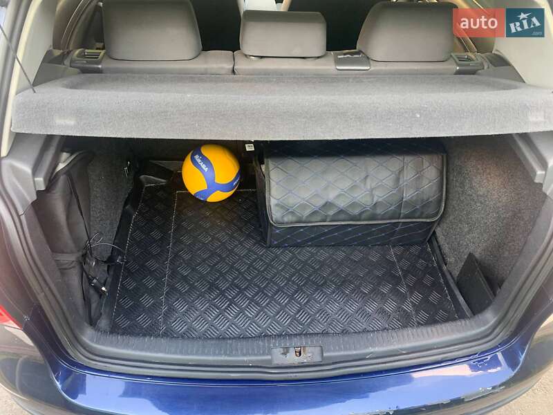 Хэтчбек Volkswagen Golf 2005 в Киеве