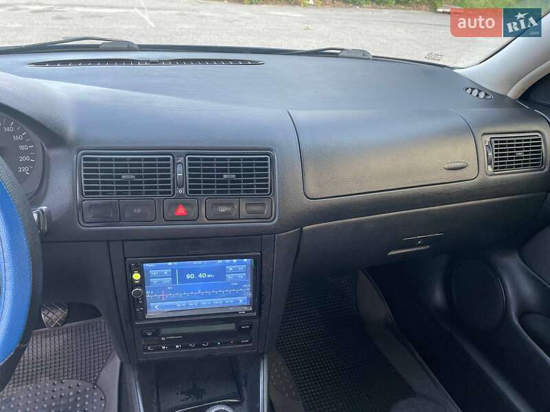 Хетчбек Volkswagen Golf 2002 в Харкові