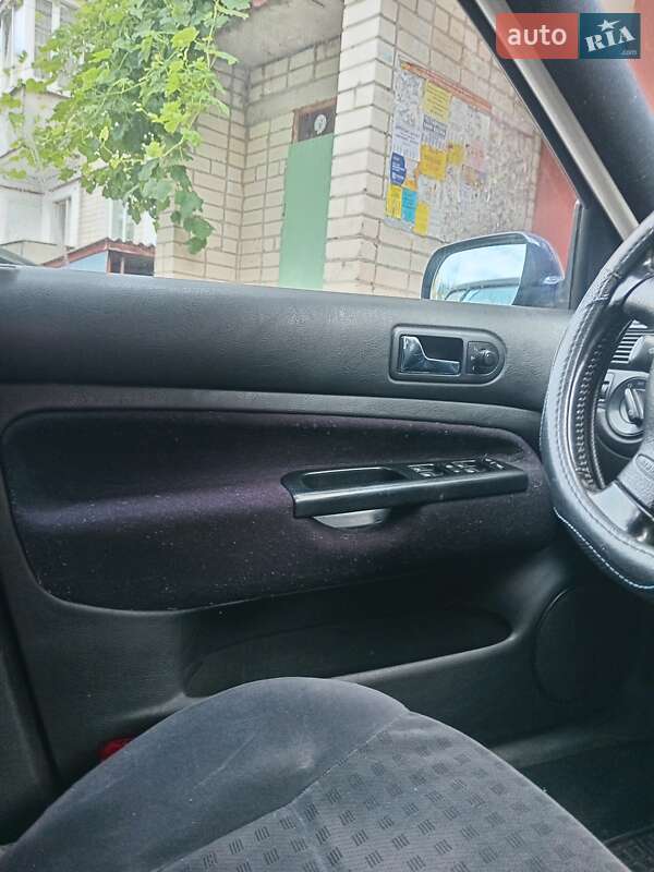 Хетчбек Volkswagen Golf 2002 в Рівному