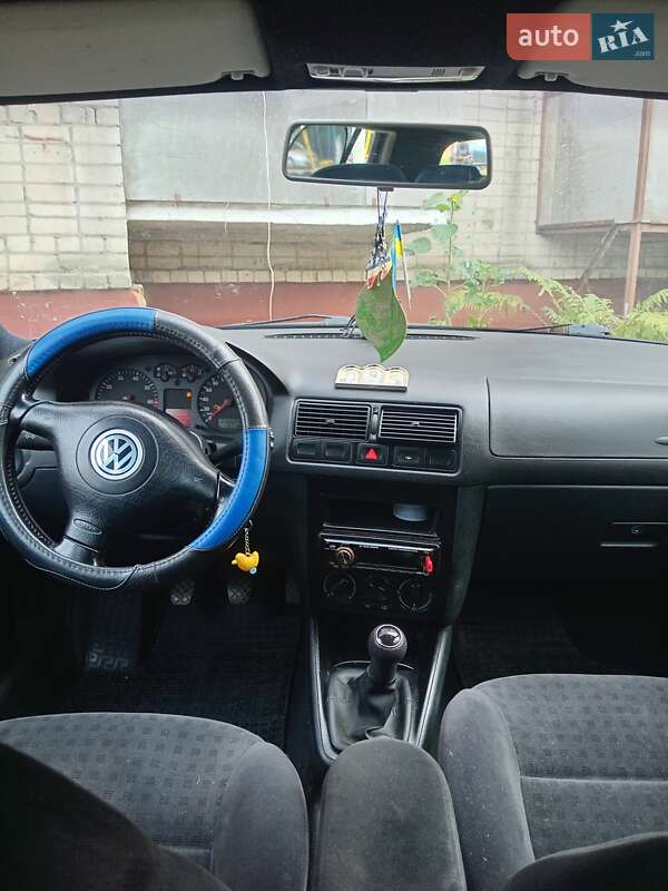 Хетчбек Volkswagen Golf 2002 в Рівному