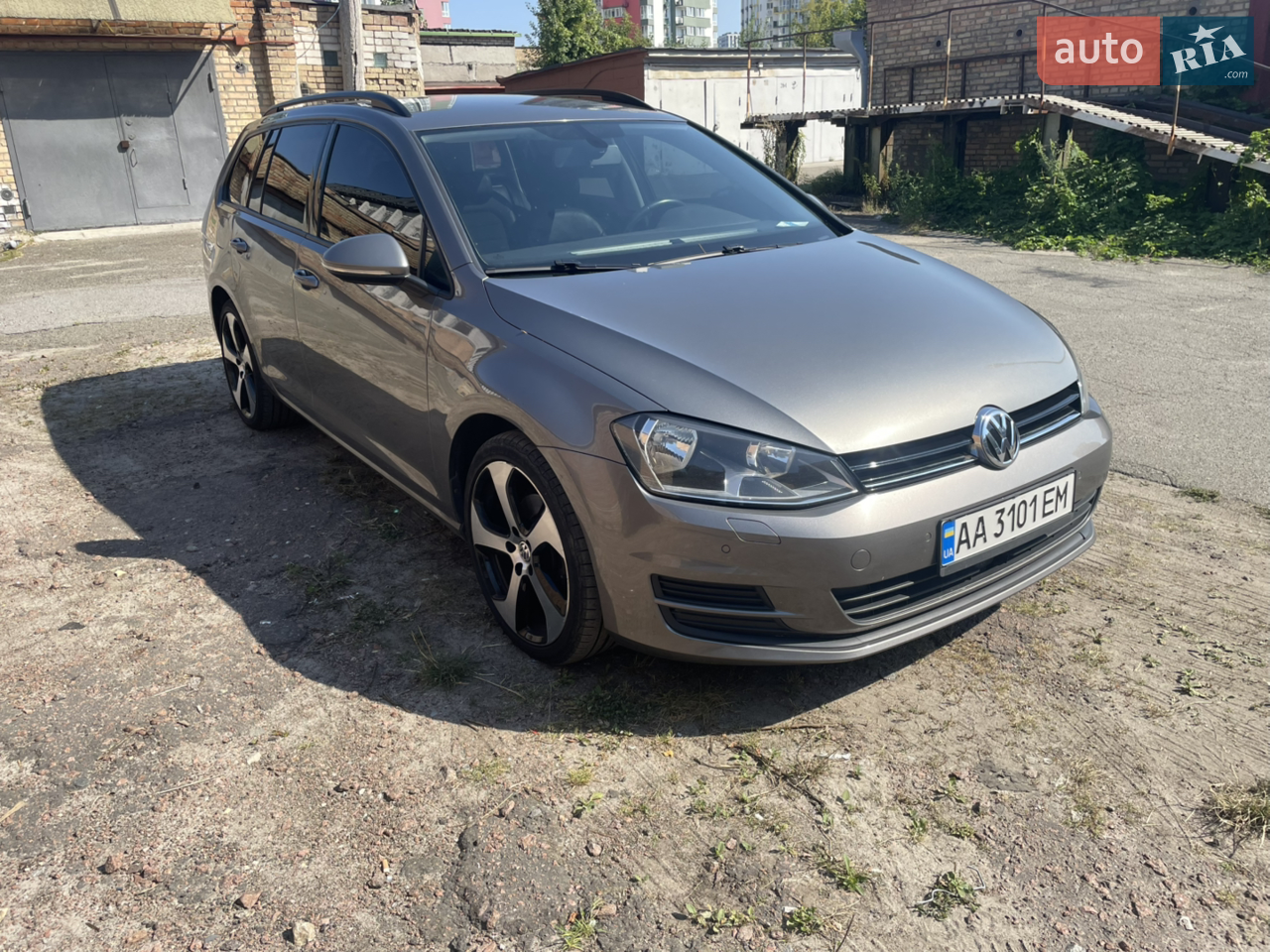 Авто в гарному стані. В 2019 пригнана з Німеччини, з тих пір в одних руках. 
Гарна комплектація (шкіра, адаптивний круїз, всілякі допомоги та інше)
Є косметичні нюанси по задньому бамперу. Технічно без зауважень.
Віддаю з двома комплектами дисків з 
резиною (літні р18 з R версії).
Можливий торг.
Вся історія обслуговування на руках, як по Німеччині, так і в Україні.
