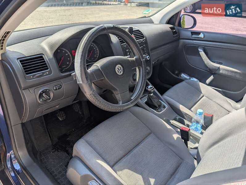 Хэтчбек Volkswagen Golf 2005 в Киеве