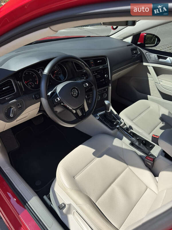 Хетчбек Volkswagen Golf 2017 в Києві