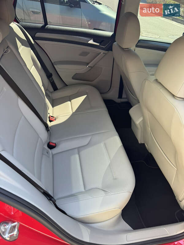 Хетчбек Volkswagen Golf 2017 в Києві