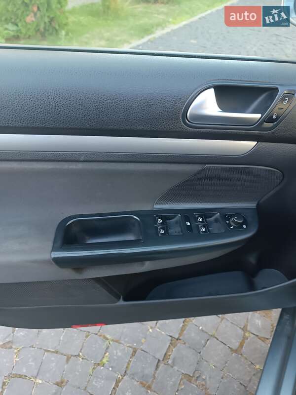 Універсал Volkswagen Golf 2011 в Золочеві