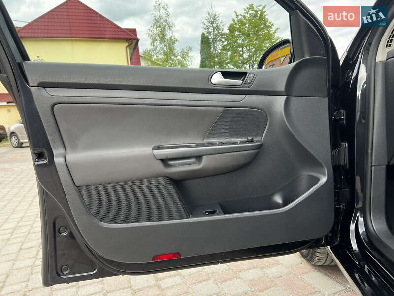 Хэтчбек Volkswagen Golf 2008 в Надворной