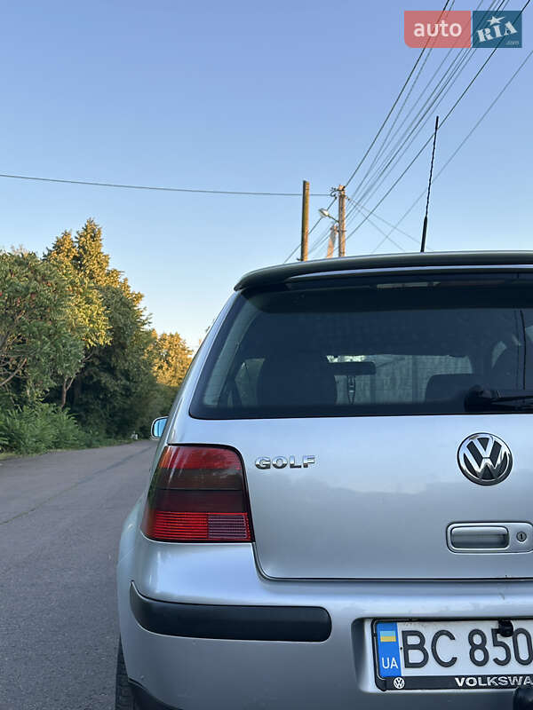 Хетчбек Volkswagen Golf 2001 в Львові