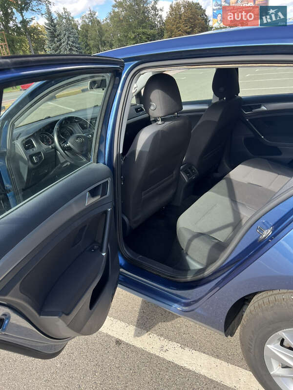 Хетчбек Volkswagen Golf 2017 в Києві