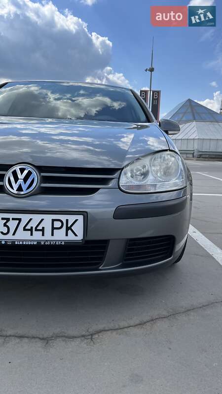 Хэтчбек Volkswagen Golf 2005 в Киеве