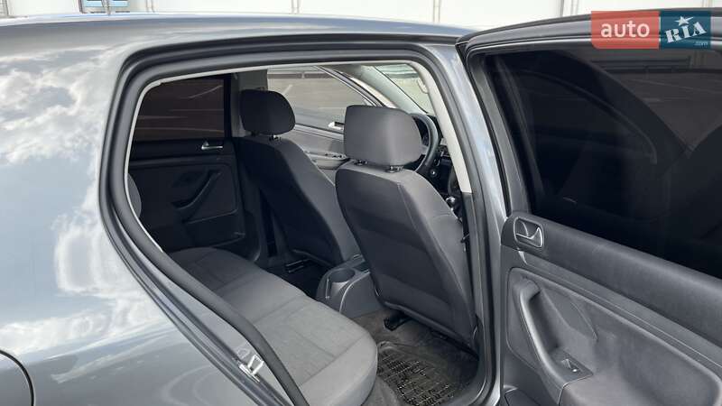 Хэтчбек Volkswagen Golf 2005 в Киеве