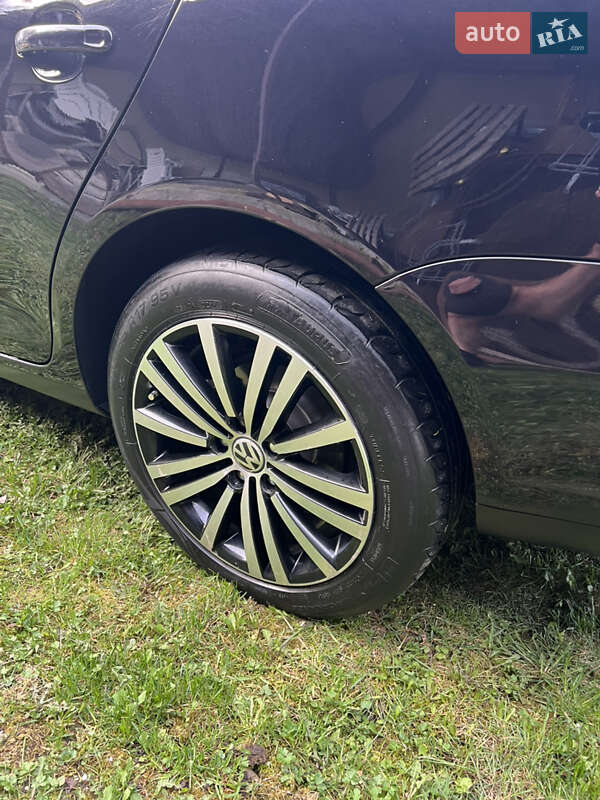 Універсал Volkswagen Golf 2012 в Золочеві