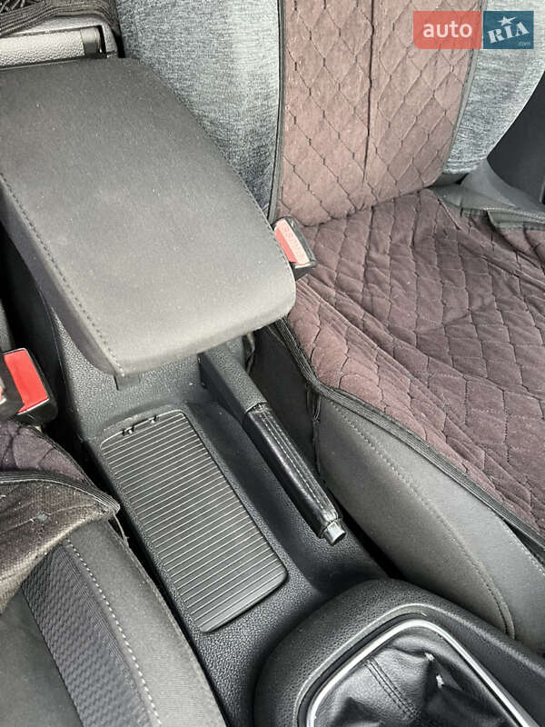 Універсал Volkswagen Golf 2012 в Золочеві