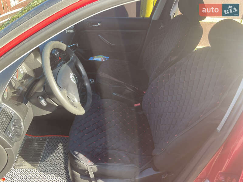 Універсал Volkswagen Golf 2001 в Чуднові