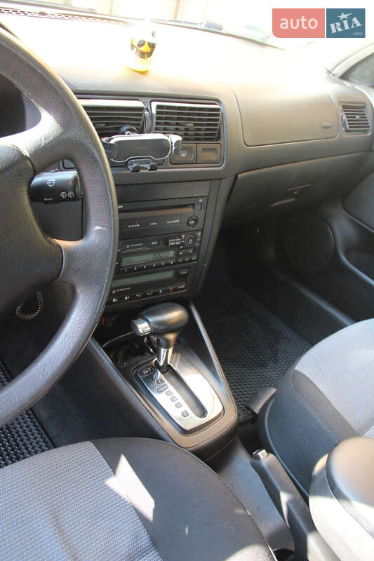 Хетчбек Volkswagen Golf 2003 в Дніпрі