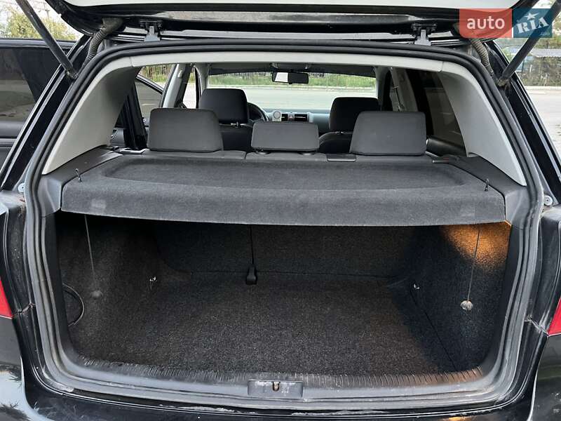 Хетчбек Volkswagen Golf 2004 в Бродах