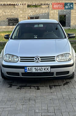 Хэтчбек Volkswagen Golf 2003 в Долинской