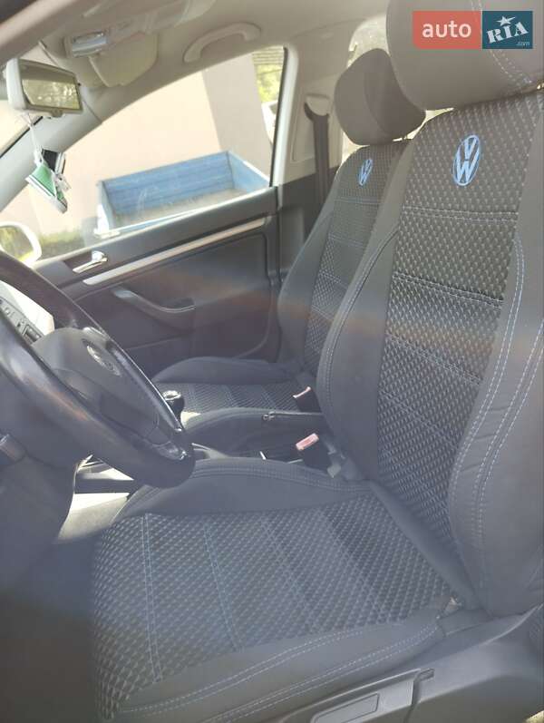 Хетчбек Volkswagen Golf 2004 в Згурівці